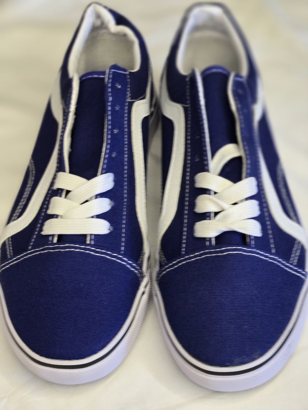 Men's Navy Canvas Low-Top Sneakers - White Trim Sz. 8.5